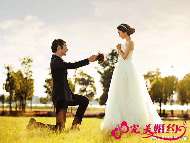 求婚哪个膝盖跪地 单膝跪地的含义