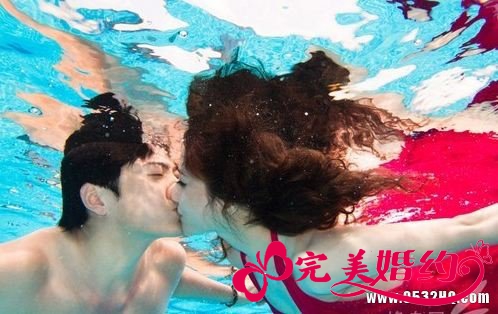 水下婚纱照的拍摄技巧 最纯净的那一抹蓝