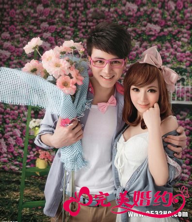 90后非主流婚纱照展现别样魅力