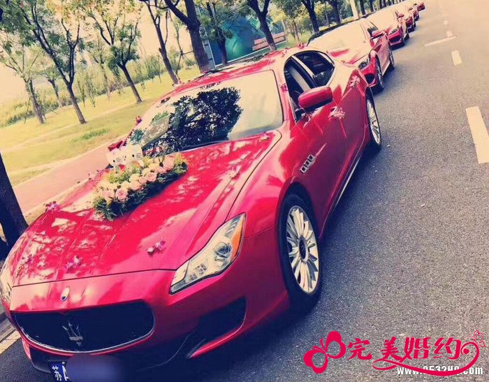 伴郎伴娘坐婚车哪里