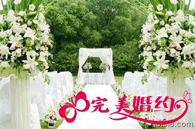 草坪婚礼现场花艺布置2