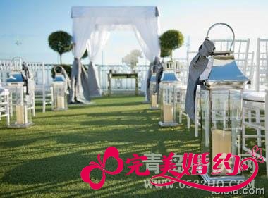 草坪婚礼现场花艺布置3