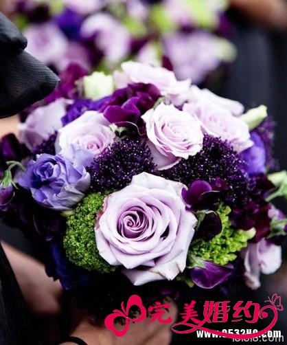 娇小新娘的可爱手捧花