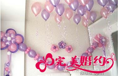 白色紫色气球布置婚房效果图