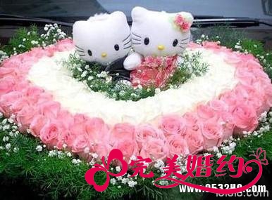 婚车装饰图片欣赏一：鲜花搭配绿意