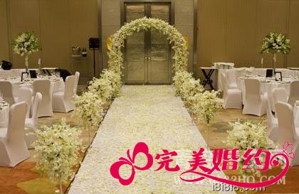 婚礼现场进场过道布置:高贵雅致