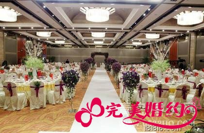 婚礼现场进场过道布置:紫色典雅