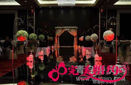 婚礼现场进场过道布置:神秘奢华