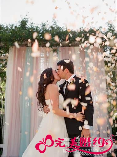 西式婚礼现场新人接吻