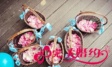 蓝色主题现场布置花瓣篮