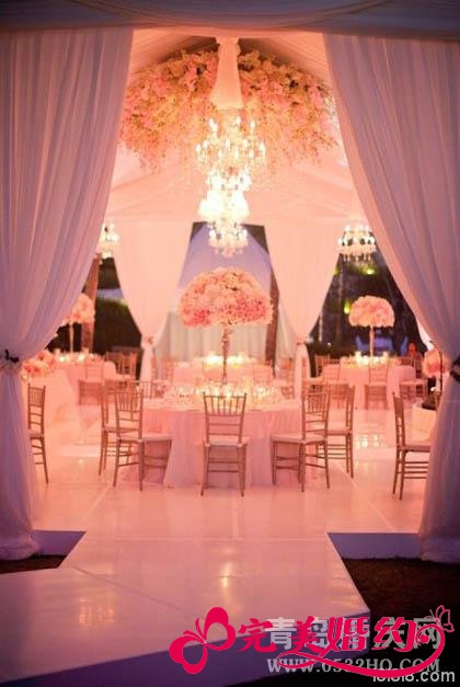 粉色柔美的婚礼现场布置图片