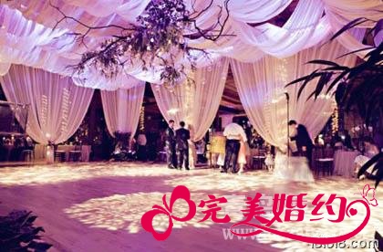 紫色雅贵的婚礼现场布置图片