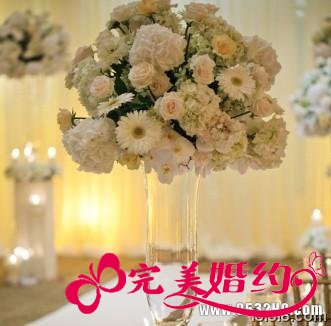 室内婚礼布置之桌花摆放：