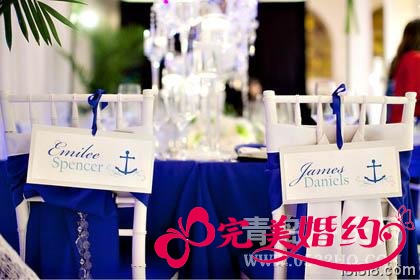 2012婚礼现场创意：新人椅背设计