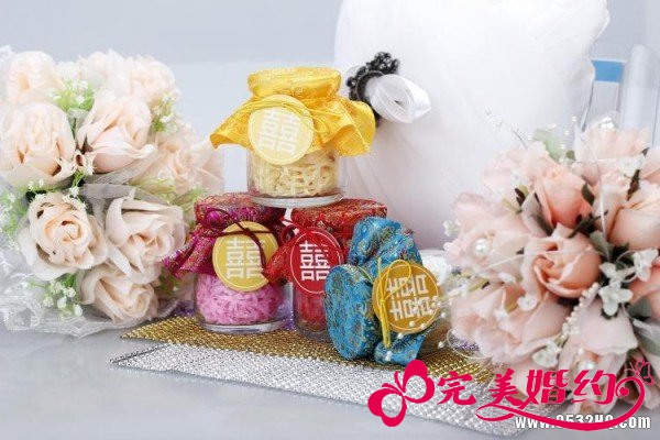 糖果色瓶装创意喜糖盒 让婚礼更加有爱