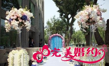 蓝色粉色撞色婚礼现场布置