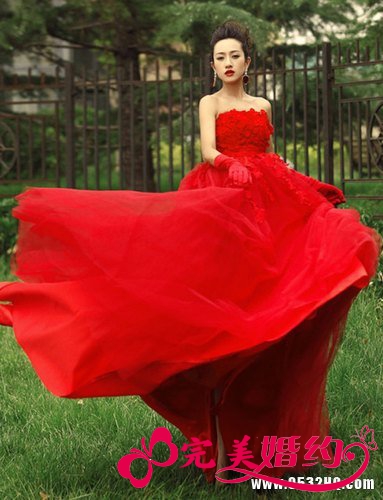 4款彩色抹胸婚纱 让你成为婚礼上的焦点