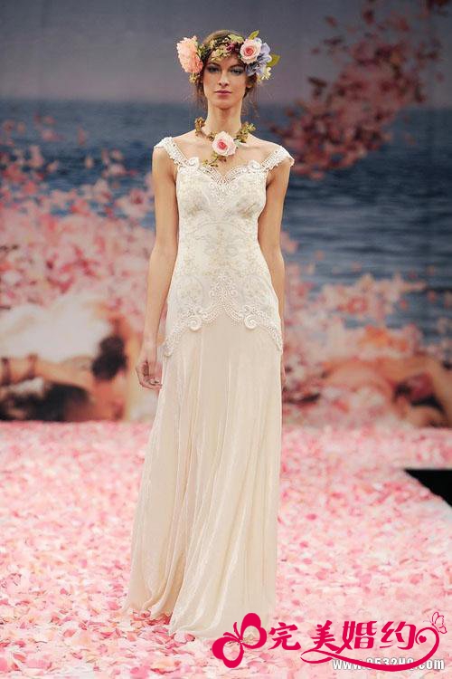 轻薄婚纱飘逸风 鲜花还需配美人