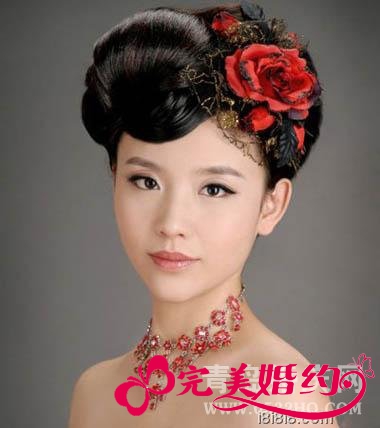 花朵装饰新娘中式礼服发型