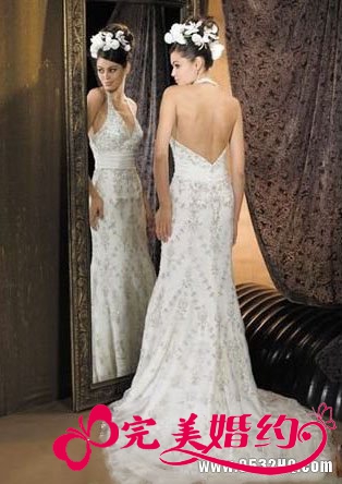 经典优雅拖尾婚纱 展现新娘飘逸气质