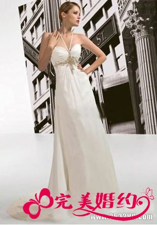 经典优雅拖尾婚纱 展现新娘飘逸气质