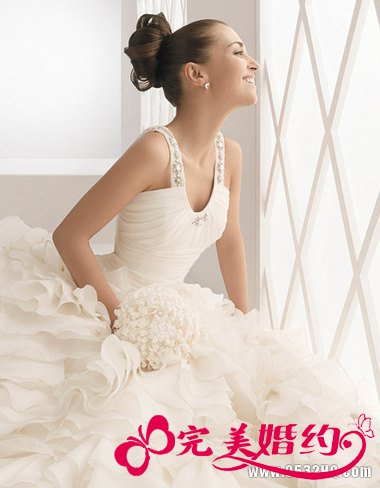 宽肩膀新娘挑选婚纱礼服有讲究