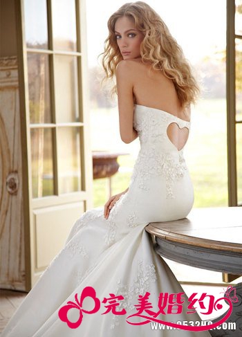 性感妩媚新娘露背婚纱 带给宾客惊鸿一瞥