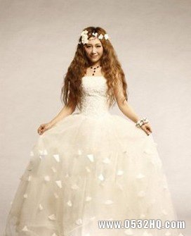 深白婚纱礼服 让你成为冬季最美丽的天使