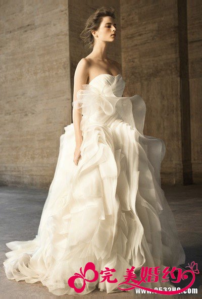 波浪形裙摆婚纱 穿出最美公主范儿