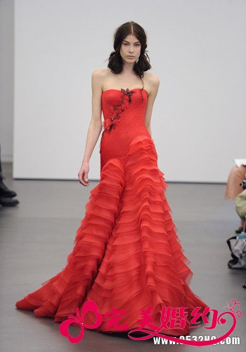 绯红立体褶皱婚纱+红色主题婚礼