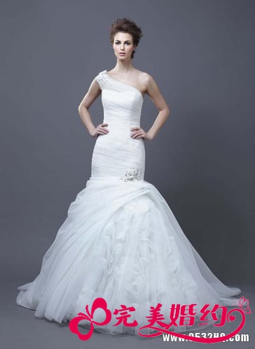 象牙白色喇叭裙摆婚纱+金色主题婚礼