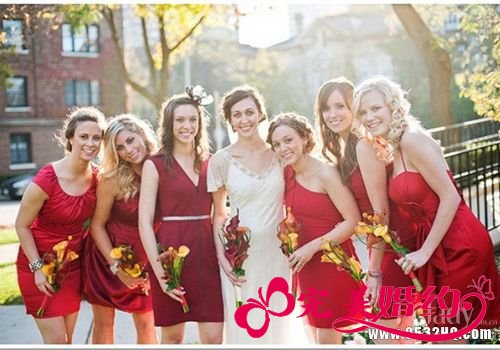 时尚多彩伴娘礼服 给婚礼增添一抹浪漫柔情