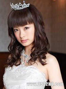 齐刘海的新娘发型2：俏皮卷发