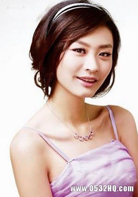 秋季伴娘简单发型图片