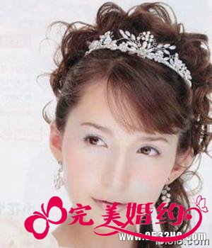 时尚新娘发型之浪漫长卷扎发