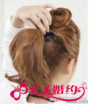 花苞头的扎法图解STEP1：