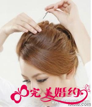 花苞头的扎法图解STEP2：