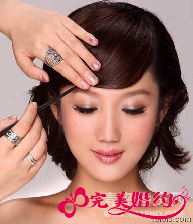 中短发新娘发型步骤2