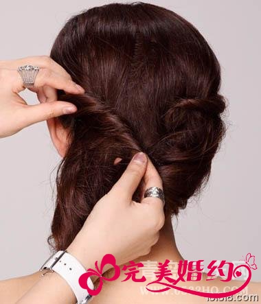 中短发新娘发型步骤3