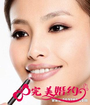 时尚唇线画法步骤 让变身性感小洋妞