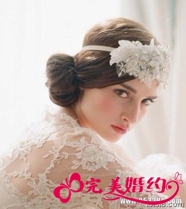 流行美新娘发型：片花发箍+丸子发