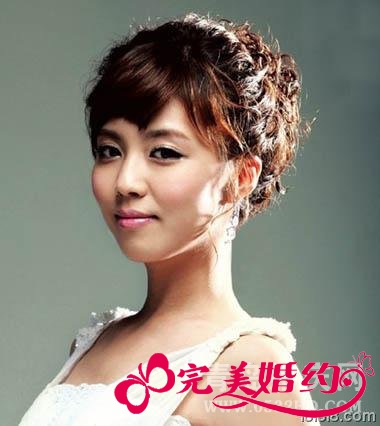 额头高适合的韩式新娘发型1