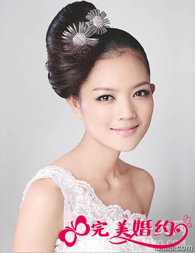 结婚新娘发型1：斜发髻+双头饰