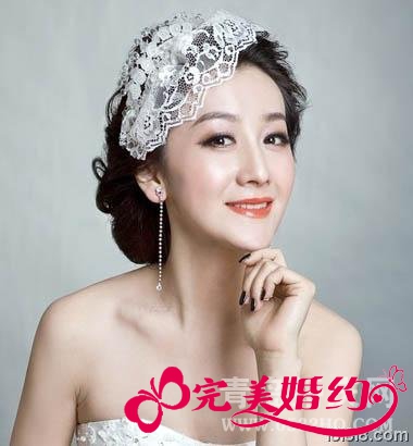 结婚新娘发型3：低盘发+蕾丝头饰