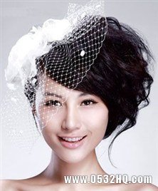 有刘海的新娘发型3：厚重刘海侧偏盘发