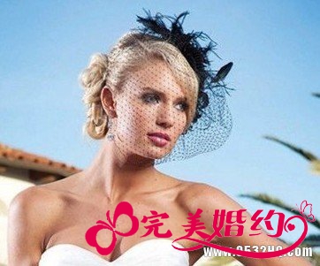 黑色羽毛遮纱头饰更显魅惑本色