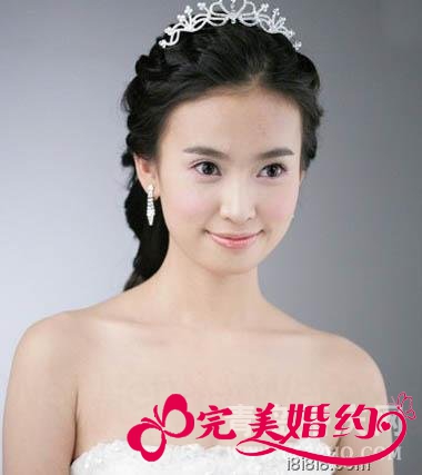 适合圆脸的流行新娘发型1