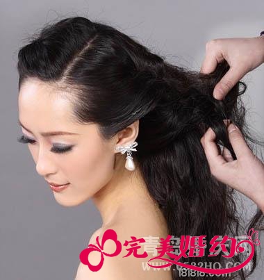 委婉大气的韩式新娘发型步骤二