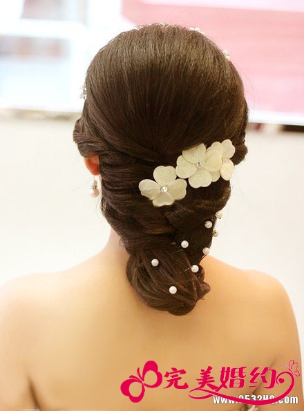 经典唯美头饰点缀清新新娘造型