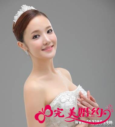 搭配皇冠的韩式新娘发型1